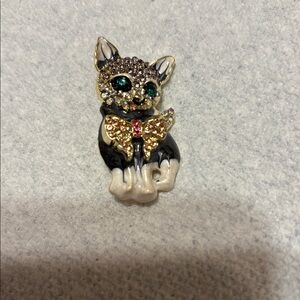 🌹New ArrivalRhinestone Cat Pin Brooch - Black and White with Gold Bow